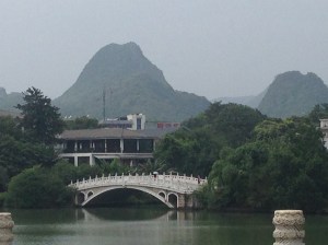 Guilin: Lago in centro e monti sullo sfondo