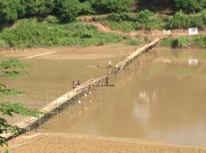 Costruzione ponte sul fiume